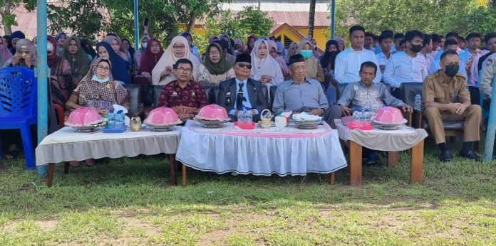 FOTO: Bupati Enrekang Muslimin Bando menghadiri Graduation Ceremony and Farewell Party SMAN 4 Enrekang. Acara penamatan dan perpisahan angkatan 2022 ini, digelar di sekolah, Selasa 10 Mei 2022.