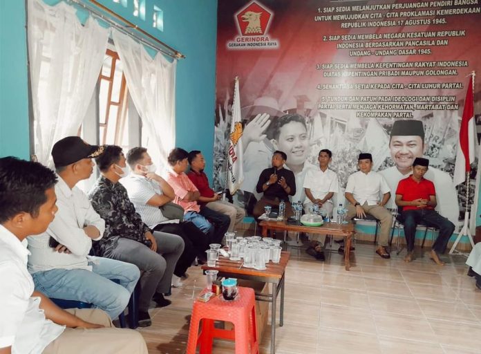 FOTO: Pengurus Dewan Pimpinan Cabang (DPC) Partai Gerakan Indonesia Raya (Gerindra) dihadiri Ketua Komisi Pemilihan Umum (KPU) Kabupaten Selayar, Gelar Diskusi dan silahturahmi di ruas jalan Pahlawan, Bonea, Kelurahan Benteng Utara, Sulawesi Selatan, Minggu, (8/5)