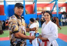Andi Utta Buka Seleksi POPDA Tingkat Kabupaten FOTO: Bupati Muchtar Ali Yusuf saat menyerahkan piala kepada peserta seleksi Pekan Olahraga Pelajar Daerah (POPDA) tingkat Kabupaten Bulukumba selama dua hari, Selasa-Rabu 10 sampai 11 Mei 2022.