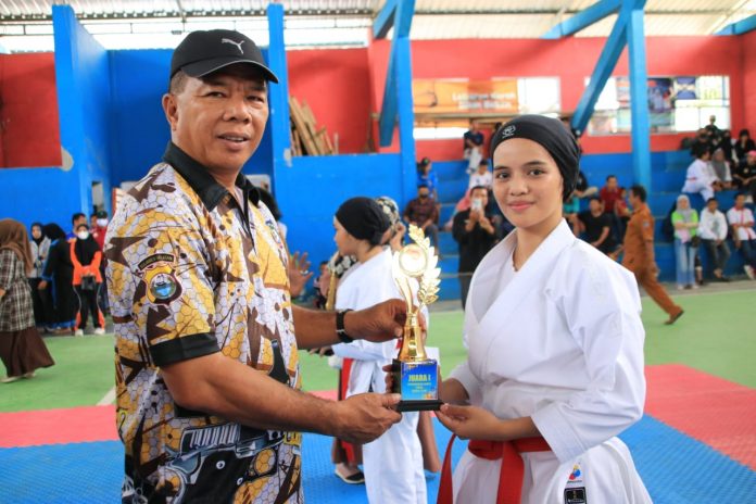 FOTO: Bupati Muchtar Ali Yusuf saat menyerahkan piala kepada peserta seleksi Pekan Olahraga Pelajar Daerah (POPDA) tingkat Kabupaten Bulukumba selama dua hari, Selasa-Rabu 10 sampai 11 Mei 2022.