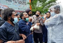 Kepolisian Jerat Aktivis Papua dengan UU ITE Terkait Ajakan Penolakan Otsus dan DOB di Medsos FOTO: Salah satu orator dari himpunan mahasiswa papua dan papua barat saat dihalau pihak aparat dan BMI di Jl. Lanto Dg. Pasewang, Mamajang, Kota Makassar. Selasa, (10/5/2022)