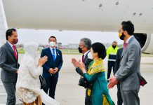 Dari Tanah Air, Presiden Jokowi dan Ibu Iriana Transit di Amsterdam FOTO: Presiden Jokowi dan Ibu Iriana transit di Amsterdam, Selasa (10/05/2022). (Foto: BPMI Setpres/Laily Rachev)