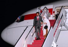 Menempuh 24 Jam Penerbangan, Presiden dan Ibu Iriana Jokowi Tiba di Washington DC FOTO: Presiden Jokowi dan Ibu Iriana tiba di Pangkalan Militer Andrews, Washington DC, AS, Selasa (10/05/2022) malam waktu setempat. (Foto: BPMI Setpres)