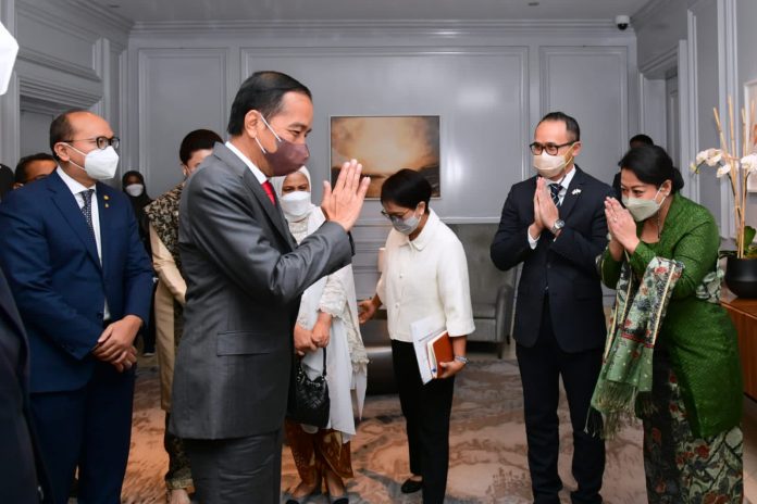 FOTO: Presiden RI  Joko Widodo (Jokowi) dan Ibu Iriana Jokowi beserta rombongan tiba di Pangkalan Militer Andrews, Washington DC, Amerika Serikat, Selasa (10/05/2022) sekitar pukul 21.40 waktu setempat (WS) atau Rabu, 11 Mei 2022 pukul 08.40 WIB.