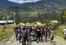 Sempat Dikabarkan Hilang, Sopir Truk ini Ditemukan Tewas dengan Luka Tembak FOTO: Warga Ilaga saat membawa kantong jenezah berisikan jasad Nober Palintin (31), sopir truk yang dilaporkan hilang saat mengambil pasir di Kali Ilame, Kampung Wako (Via ANTARA)