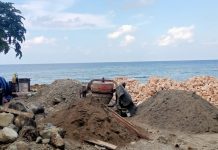 Diduga Tidak Memiliki Izin Pengerukan dan Penimbunan Laut, Camat Herlang Tegur Pengusaha FOTO: Aktifitas Pengerukan dan Penimbunan laut di kawasan pesisir pantai Balangerasa, Lingkungan Bonto Beang, Kelurahan Bontokamase, Bulukumba. (Sumber: Pemerintah Kecamatan Herlang)