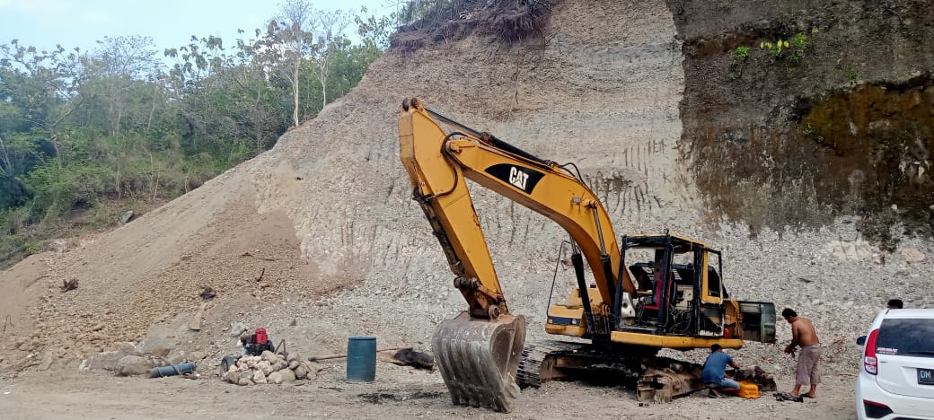 FOTO: Aktifitas Pengerukan dan Penimbunan laut di kawasan pesisir pantai Balangerasa, Lingkungan Bonto Beang, Kelurahan Bontokamase, Bulukumba. (Sumber: Pemerintah Kecamatan Herlang)