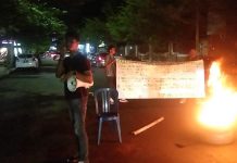 Komisariat Hukum UMI Gugat Ketua Umum HmI Cabang Makassar FOTO: Komisariat Fakultas Hukum UMI saat Aksi demonstrasi Rabu Malam, 11 Mei 2022 di depan Wisma HmI Cabang Makassar di Jl. Bonto Lempangan No. 41, Sawerigading, Kecamatan Ujung Pandang, Kota Makassar, Sulawesi Selatan.