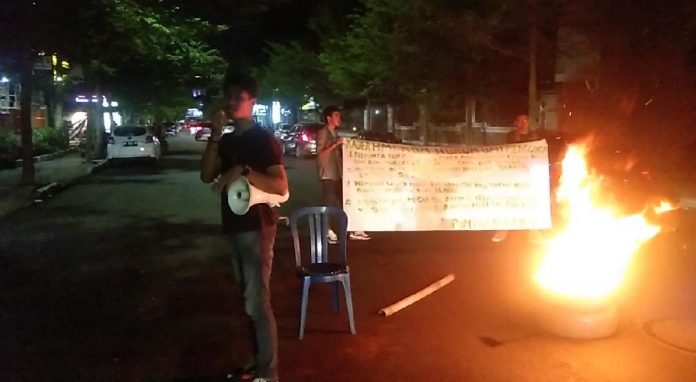 FOTO: Komisariat Fakultas Hukum UMI saat Aksi demonstrasi Rabu Malam, 11 Mei 2022 di depan Wisma HmI Cabang Makassar di Jl. Bonto Lempangan No. 41, Sawerigading, Kecamatan Ujung Pandang, Kota Makassar, Sulawesi Selatan.