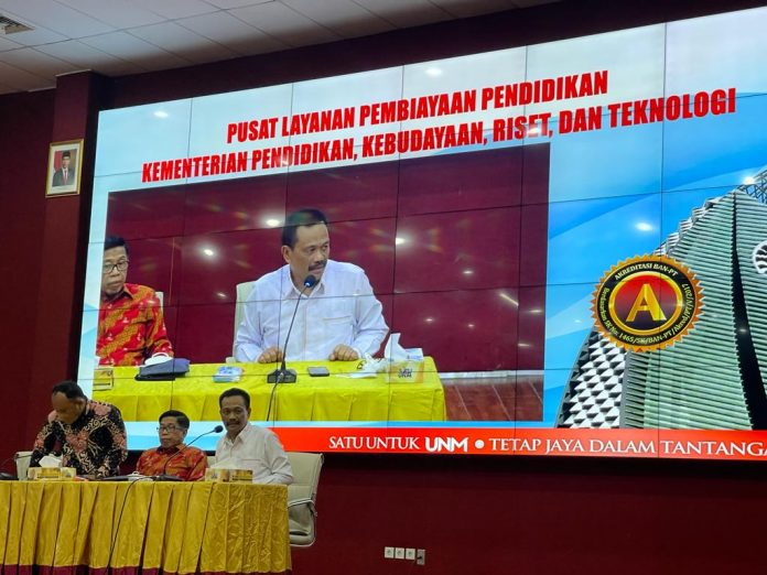 FOTO: Kepala Pusat Layanan Pembiayaan Pendidikan Kemendikbudristek, Dr Abdul Kahar hadir memberi kuliah umum kepada seluruh penerima beasiswa Bidikmisi dan KIP Kuliah di Universitas Negeri Makassar (UNM), Sabtu (14/5).