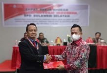 Aldin Pimpin DPC KAI Kota Makassar FOTO: Drs. Aldin, SH.MH saat menerima Surat Keputusan pengangkatan dan pelantikan sebagai ketua DPC KAI Kota Makassar