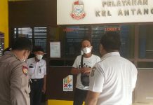 Resapan Air Terancam, Polsek Manggala Hentikan Penimbunan Lahan Tanpa Izin di Balang Tonjong FOTO: Aparat Polsek Manggala saat mendatangi kantor Lurah Antang untuk mempertanyakan aktivitas izin pembangun dan penimbunan di kawasan danau Balang Tonjong, Kota Makassar