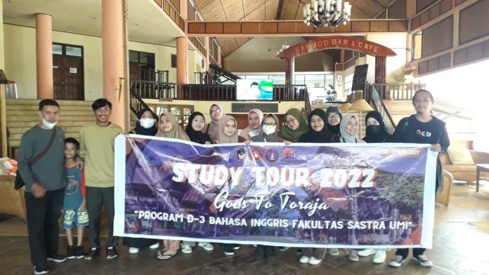 FOTO: Mahasiswa Prodi bahasa Inggris Diploma-III Fakultas Sastra & ABA UMI Makassar melaksanakan Field Practice di Tana Toraja dan Toraja Utara. Kegiatan ini di gelar 13-15 Mei 2022.