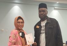 Rektor UIM Majdah M Zain Berikan Buku Sajadah Majdah Ke Tokoh Muslim Los Angeles FOTO: Rektor Universitas Islam Makassar (UIM), Dr Ir Hj Andi Majdah M Zain M.Si salah satu tokoh agama Islam Los Angeles Amerika Serikat. Selasa (17/5)