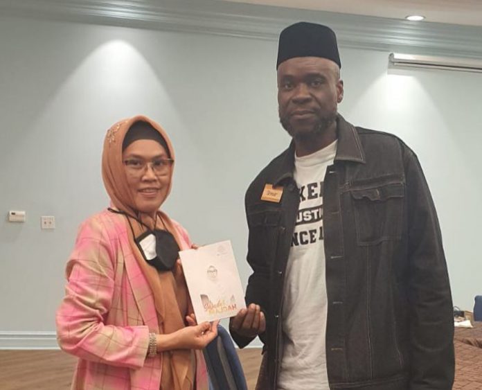 FOTO: Rektor Universitas Islam Makassar (UIM), Dr Ir Hj Andi Majdah M Zain M.Si salah satu tokoh agama Islam Los Angeles Amerika Serikat. Selasa (17/5)