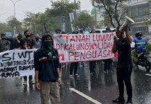 Pernyataan Gubernur Sulsel Berbuntut Panjang, Kini Aliansi WTL Menggugat FOTO: Aliansi WTL dari beberapa Ipmil Raya, saat menggelar aksi. Selasa, (17/5/2022)