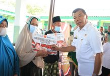 Bupati Andi Utta Serahkan Bantuan Tunai kepada PKL Bupati Bulukumba Andi Muchtar Ali Yusuf menghadiri penyerahan Bantuan Langsung Tunai (BLT) bagi Pedagang Kaki Lima (PKL) di Aula Makodim 1411 Bulukumba, Rabu, 18 Mei 2022.
