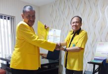 Jelang Verifikasi Parpol, Ismo: Partai Golkar Pimcam Manggala Siap! FOTO: Kiri Syarifudin T, SE saat menyerahkan daftar kepengurusan Pimcam Manggal kepada Sekertaris DPD II Partai Golkar Makassar, Irianto Ahmad.