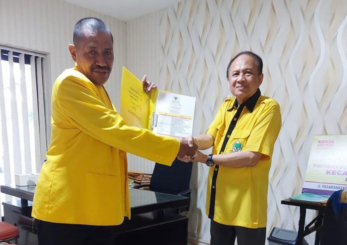 FOTO: Kiri Syarifudin T, SE saat menyerahkan daftar kepengurusan Pimcam Manggal kepada Sekertaris DPD II Partai Golkar Makassar, Irianto Ahmad.