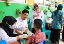 Wabup Edy Manaf Canangkan BIAN di Bulukumba FOTO: Wakil Bupati Andi Edy Manaf mencanangkan secara resmi Bulan Imunisasi Anak Nasional (BIAN) tingkat Kabupaten Bulukumba di halaman SD Negeri 2 Terang-Terang, Kecamatan Ujung Bulu, Rabu, 18 Mei 2022.