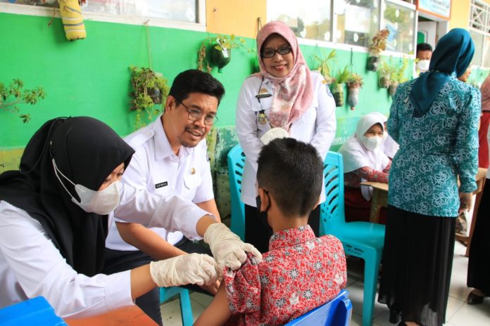 FOTO: Wakil Bupati Andi Edy Manaf mencanangkan secara resmi Bulan Imunisasi Anak Nasional (BIAN) tingkat Kabupaten Bulukumba di halaman SD Negeri 2 Terang-Terang, Kecamatan Ujung Bulu, Rabu, 18 Mei 2022.