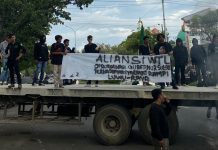 Aliansi WTL Menggugat Gubernur Sulsel FOTO: Aliansi WTL menggugat " yang terdiri dari Ipmil Raya Sekota makassar. Kembali menggelar Parlemen Jalanan dalam aksi demonstrasi Jilid 2. Rabu, (18/5/2022)