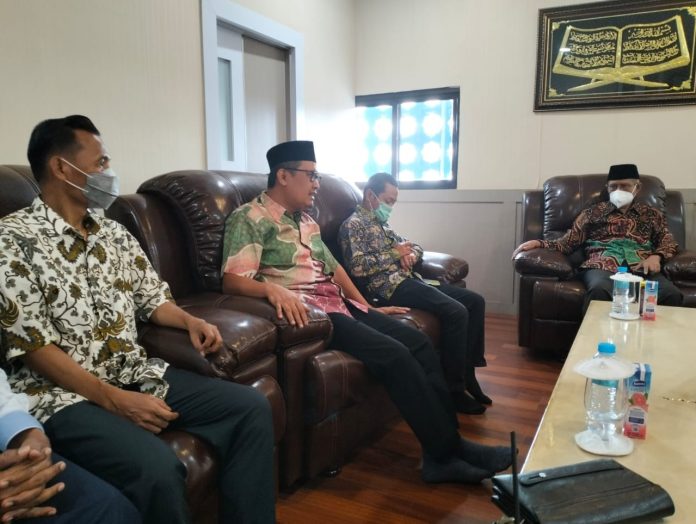 FOTO: Para fungsionaris Forum Keluarga Alumni Ikatan Mahasiswa Muhammadiyah (Fokal) Sulsel bersilaturahmi dengan ketua umum PP Muhammadiyah dalam hal ini Prof. Dr. Haedar Nasir.