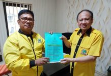 Partai Golkar, Pimcam Wajo Serahkan 55 Nama Pengurus, Agus: Siap di Verifikasi Faktual FOTO: Ketua Pimcam Wajo, Agus Asri saat menyerahkan komposisi personil kepengurusan kecamatan kepada Irianto Ahmad Sekertaris DPD II Partai Golkar Makassar. Rabu, (19/5)
