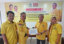 Pimcam Biringkanaya Serahkan 55 Nama Pengurus, Lukman: Siap Menangkan Partai Golkar FOTO: Pimcam Biringkanaya Lukmanul Hakim saat didampingi Sekertaris pengurus kecamatan partai golkar biringkanaya, drh Hafidin dan Bendahara Nur Anna Anwar A,Md. Kamis, (19/5)