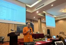 Prof Sukardi Weda Jadi Narasumber pada Workshop Pelatihan Artikel Ilmiah di IAIN Kendari FOTO: Prof. Dr. Sukardi Weda, S.S., M.Hum., M.Pd., M.Si, M.M., M.SosI., M.A.P, saat sebagai narasumber pada Workshop Pelatihan Artikel Ilmiah di IAIN Kendari. Kamis, (19/5/2022) di hotel Horison Kendari.