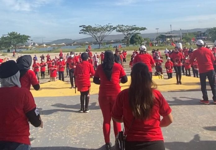 FOTO: DPC PDI Perjuangan Kabupaten Kutai Timur laksanakan pemecahan rekor muri SICITA (Senam Indonesia Cinta Tanah Air) secara Hybrid dilapangan Polder Ilham Kutai Timur. Jumat, (20/5/2022)