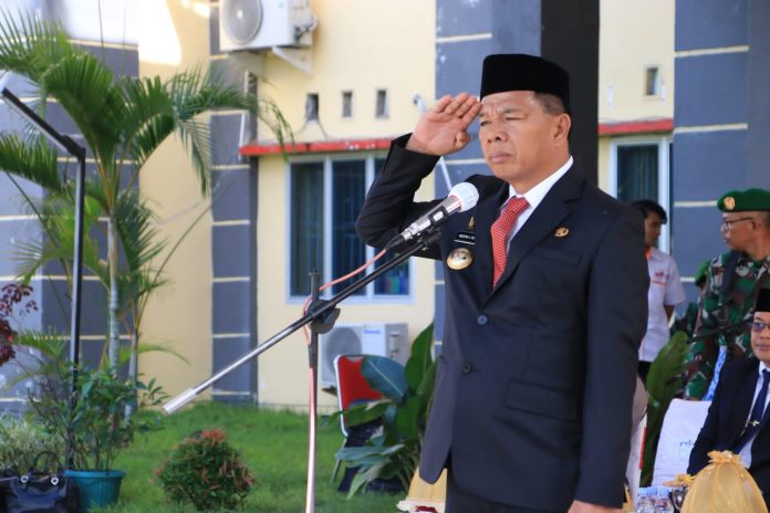 FOTO: Bupati Bulukumba Andi Muchtar Ali Yusuf saat menghadiri upacara peringatan Hari Kebangkitan Nasional (Harkitnas) ke-114 tahun 2022 di halaman Kantor Bupati Bulukumba, Jumat 20 Mei 2022.