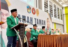 Rektor UMI Motivasi Wisudawan Fakultas Sastra dan ABA saat Ramah Tamah FOTO: Rektor UMI, Prof Dr Basri Modding memotivasi para wisudawan digelar secara offline di Hotel Maxone Makassar, Jumat (20/5).