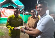 Wakil Bupati Jeneponto Hadiri Milad ke 5 PC KKT Barombong FOTO: Kiri Wakil Bupati Jeneponto H. Paris Yasir, Tengah Sekretaris Jenderal PP KK Jeneponto H. Abdul Rachmat Noer dalam rangkaian peringatan Milad ke 5, Paling kanan Basri Pabeta Ketua Pengurus Cabang Kerukunan Keluarga Turatea (PC KKT) Barombong, Sabtu (21/05/2022)