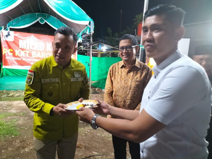 FOTO: Kiri Wakil Bupati Jeneponto H. Paris Yasir, Tengah Sekretaris Jenderal PP KK Jeneponto H. Abdul Rachmat Noer dalam rangkaian peringatan Milad ke 5, Paling kanan Basri Pabeta Ketua Pengurus Cabang Kerukunan Keluarga Turatea (PC KKT) Barombong, Sabtu (21/05/2022)