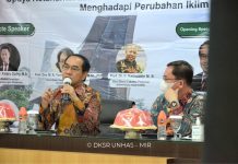 Rektor Unhas Jadi Narasumber Seminar Nasional Bahas Upaya Ketahanan Iklim FOTO: Rektor Universitas Hasanuddin, Prof. Dr. Ir. Jamaluddin Jompa, M.Sc., hadir sebagai narasumber pada seminar nasional bertema “Upaya Ketahanan Iklim: Kolaborasi Peneliti, Akademisi, dan Petani Menghadapi Perubahan Iklim”.