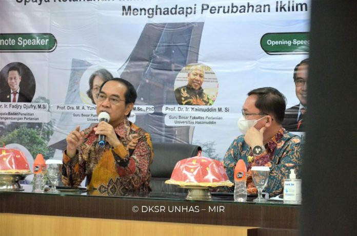 FOTO: Rektor Universitas Hasanuddin, Prof. Dr. Ir. Jamaluddin Jompa, M.Sc., hadir sebagai narasumber pada seminar nasional bertema “Upaya Ketahanan Iklim: Kolaborasi Peneliti, Akademisi, dan Petani Menghadapi Perubahan Iklim”.