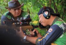 Momen Andi Utta Bidik Sasaran Tembak, Dua Kena, Satu Meleset FOTO: Bupati Bulukumba Muchtar Ali Yusuf saat membidik sasaran tembak