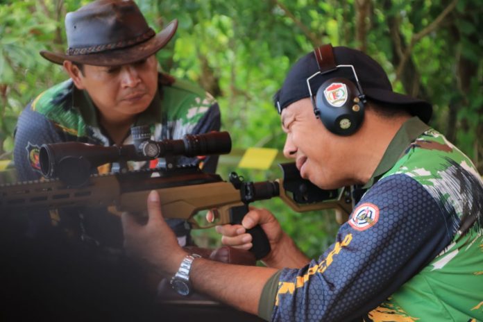 FOTO: Bupati Bulukumba Muchtar Ali Yusuf saat membidik sasaran tembak