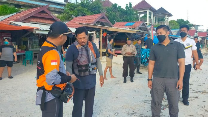 FOTO: Kapolda Sulsel Irjen Pol Nana Sudjana dan Bupati Bulukumba Muchtar Ali Yusuf menyempatkan diri bermain Jetski di Pantai Tanjung Bira, Desa Bira, Kecamatan Bonto Bahari, Sabtu sore, 21 Mei 2022.