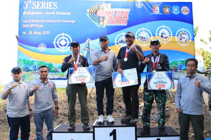 FOTO: Bupati Bulukumba Muchtar Ali Yusuf menutup secara resmi Indonesia International Long Range Grand Prix ke-2 Seri 3 di Dusun Bakung-bakung, Desa Lembanna, Kecamatan Bonto Bahari, Kabupaten Bulukumba, Sulsel, Minggu 22 Mei 2022.