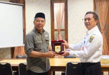Pekan Ini, Sejumlah Pejabat Penting Kunjungi Bulukumba FOTO: Bupati Muchtar Ali Yusuf saat menerima kunjungan Dirjen Bina Pemerintahan Desa Kemendagri, Dr. Yusharto Huntoyungo di ruang pola kantor Bupati Bulukumba. (18/5/2022) lalu.
