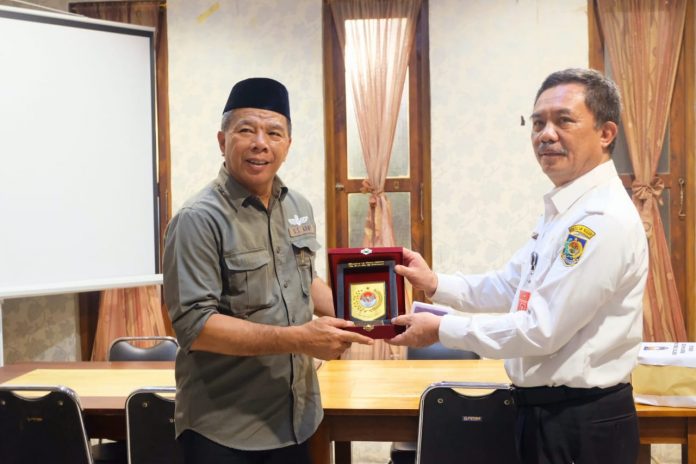 FOTO: Bupati Muchtar Ali Yusuf saat menerima kunjungan Dirjen Bina Pemerintahan Desa Kemendagri, Dr. Yusharto Huntoyungo di ruang pola kantor Bupati Bulukumba. (18/5/2022) lalu.