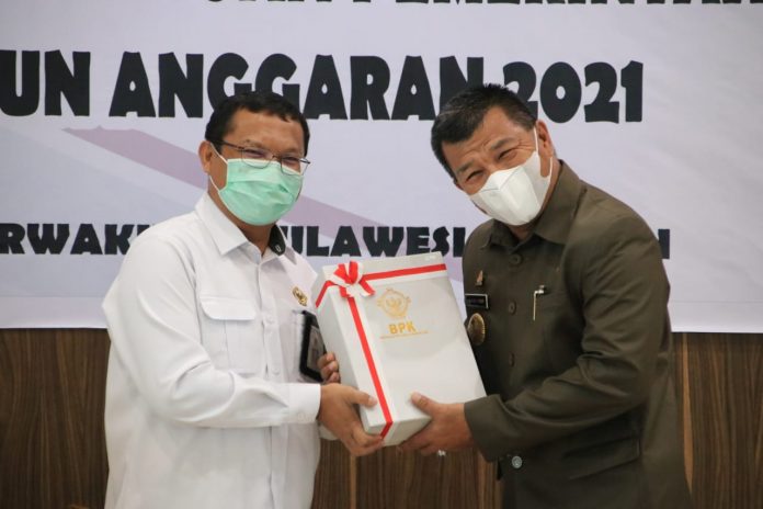 FOTO: Bupati Muchtar Ali Yusuf saat menerima Hasil Pemeriksaan Laporan Keuangan Tahun Anggaran 2021 mendapat opini Wajar Tanpa Pengecualian (WTP) dari Kantor Perwakilan BPK Provinsi Sulawesi Selatan.