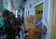 Sisir Penduduk Liar, Disdukcapil Makassar Data Penduduk Non Permanen Berikan Legalitas FOTO: Dinas Kependudukan dan catatan sipil (Disdukcapil) kota Makassar, melakukan kegiatan pendataan penduduk non permanen (rumah kost/kontrakan) di wilayah kecamatan Tamalanrea, Senin (23/5/2022).