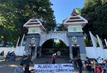 Wija To Luwu Geruduk Kantor Gubernur Sulsel FOTO: Aliansi WTL Menggugat kembali menggelar aksi demostrasi di pelataran kantor gubernur Sulsel. Senin, (23/5)