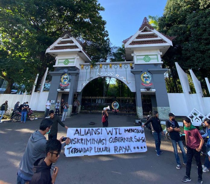 FOTO: Aliansi WTL Menggugat kembali menggelar aksi demostrasi di pelataran kantor gubernur Sulsel. Senin, (23/5)