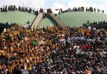 Dimanakah Mereka Saat ini Para Tokoh Aktivis’98? FOTO: Ribuan mahasiswa menduduki Gedung MPR/DPR saat unjuk rasa menuntut Soeharto mundur sebagai Presiden RI, Jakarta, Mei 1998. Selain menuntut diturunkannya Soeharto dari Presiden, Mahasiswa juga menuntut turunkan harga sembako, dan cabut dwifungsi ABRI. TEMPO/Rully Kesuma