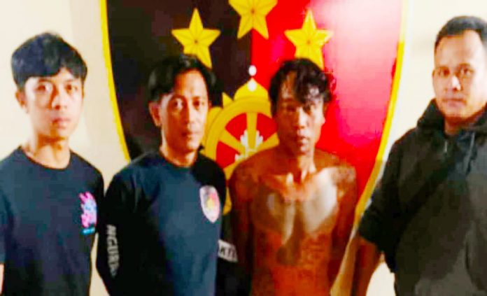 IMG-20220524-WA0160 FOTO: Hendra Nur Ferdiansyah alias HNF (35 thn), saat diamankan tim Resmob Mako Polres Selayart ersangka kasus tindak pidana pembunuhan, di Desa Pajukukang, Kecamatan Pajukukang. Senin, (23/5)
