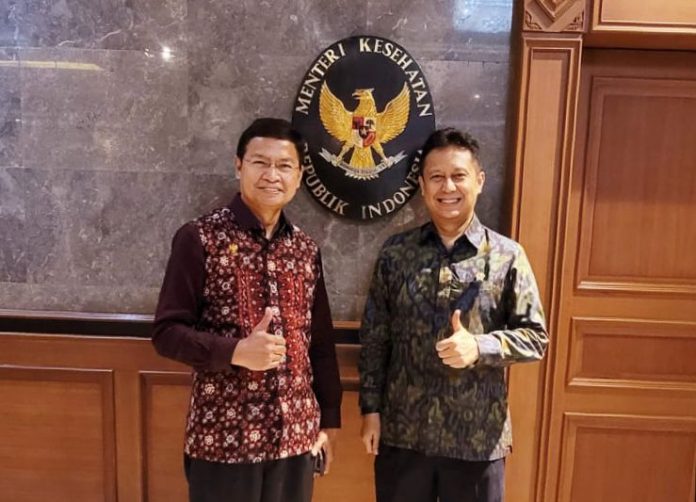 FOTO: Kiri Prof. Taruna Ikrar bersama Menteri Kesehatan Budi Gunadi Sadikin di ruangan kerjanya, Gedung Adhyatma, Kementerian Kesehatan (Kemenkes), Jakarta.